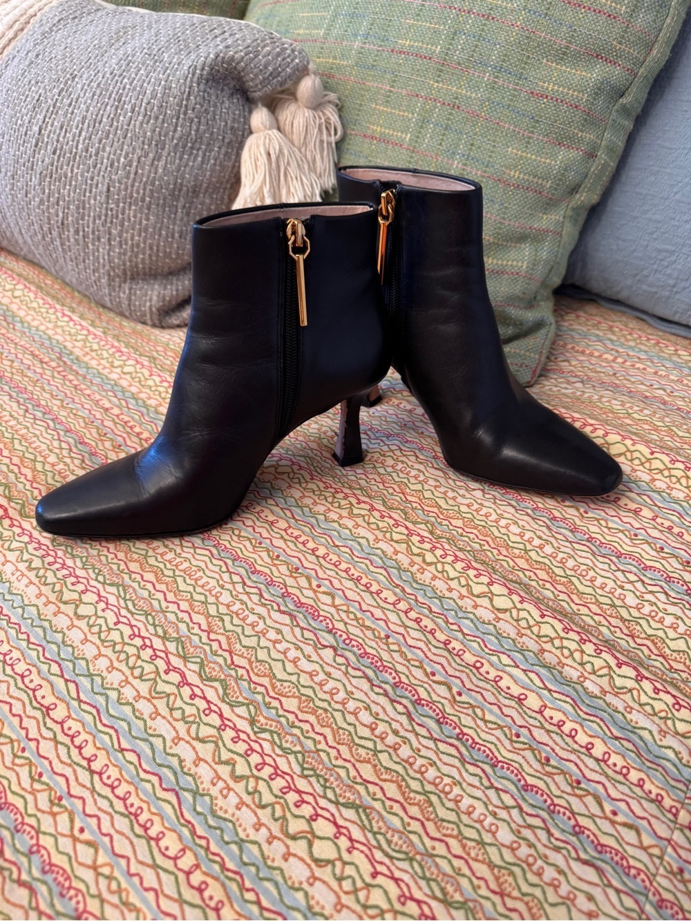 Louise et Cie "Lencie" Black Leather Kitten Heel Booties. Size 5M Gold zipper